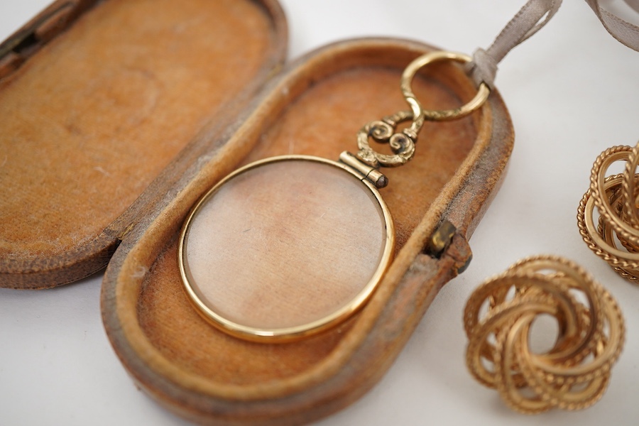 A collection of jewels, including a pair of earrings of knotted design in 9ct gold, 2.2cm diameter, British hallmarks, combined gross weight 6 grams; together with an untested pearl and enamel stick pin of knotted design